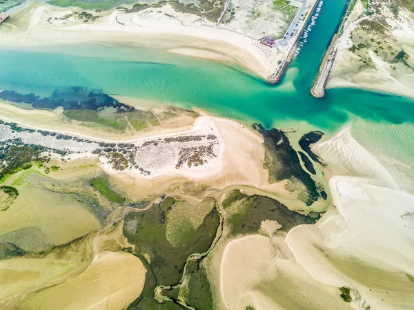 Fuseta は、アルブフェイラのユニークな Ria Formosa の航空写真 — ストック写真