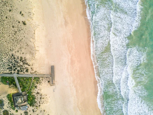 Quai menant à la plage de sable fin et les vagues à Quinta do Lago, Almanci — Photo