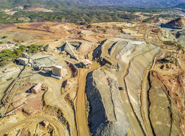 Flygfoto över enorma, öppna pit gruvan med industriell arkitektur — Stockfoto