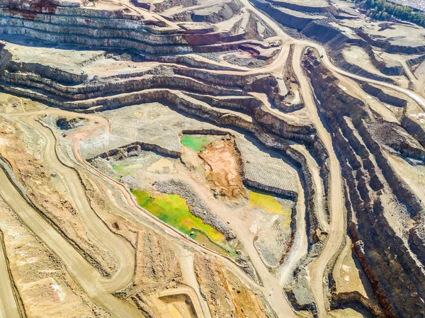 Vista aérea da mina a céu aberto colorida — Fotografia de Stock