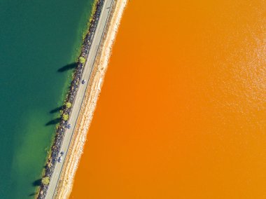 Minimalist oluşturma turuncu ve Mavi Göl arasındaki inanılmaz yol