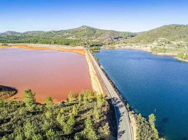 Luchtfoto landschap van ongewone, kleurrijke meren in Minas de Riotinto — Stockfoto