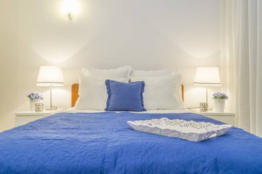 Beyaz ve mavi şık yatak odası dekorasyon ahşap tepsi oyulmuş