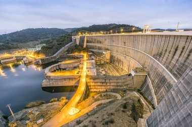 Enerji santrali üzerinde Alqueva su Barajı, Alentejo, Portekiz
