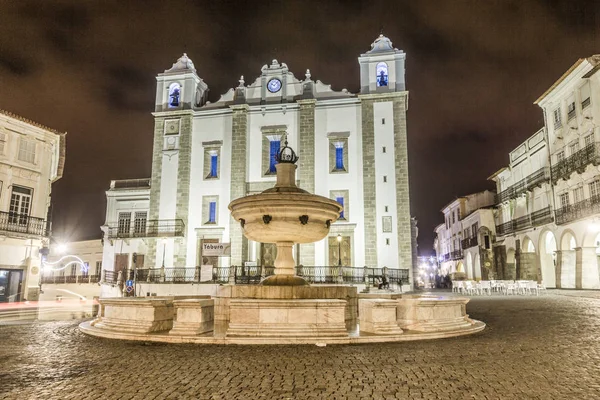 Torget Giraldo med fontän och Sankt Antons kyrka, Evora, Al — Stockfoto