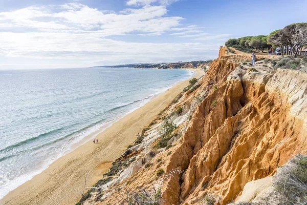 Hermosos acantilados a lo largo de la playa de Falesia en Albufeira, Algarve, Portu — Foto de Stock