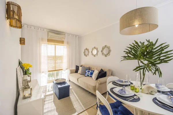 Oturma odası, yemek masası modern, lüks, parlak apartm — Stok fotoğraf