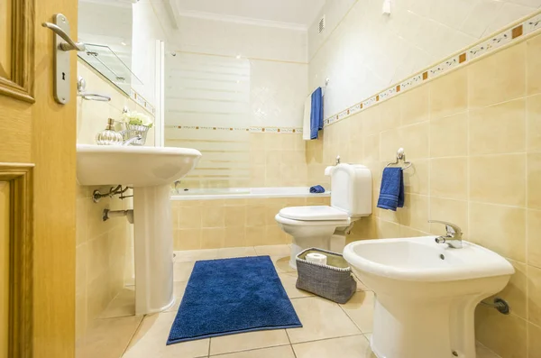 Classic bathroom with blue towels and rug — Stock Photo, Image