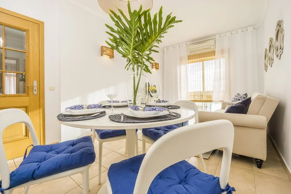 Oturma odası, yemek masası modern, lüks, parlak apartm — Stok fotoğraf