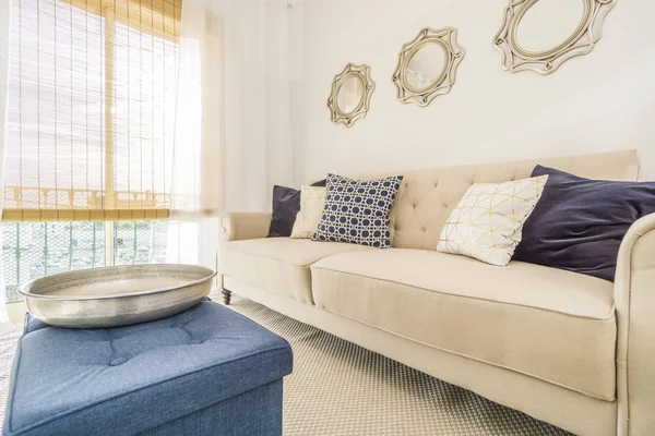 Sala de estar en un moderno apartamento de lujo iluminado por la tarde — Foto de Stock