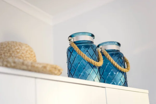 Two, blue candlestick jars with summer hat nicely decorating a w — Stock Photo, Image