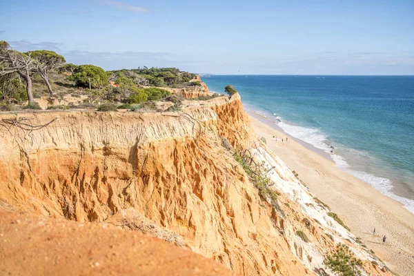 Falaises magnifiques le long de Falesia Beach à Albufeira, Algarve, Portu — Photo