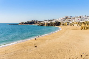 İnanılmaz geniş neredeyse boş balıkçılar Beach Albufeira, Algar