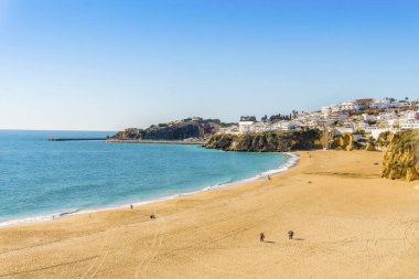 İnanılmaz geniş neredeyse boş balıkçılar Beach Albufeira, Algar