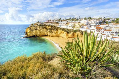 Sandy beach arasında uçurumlar önünde araba beyaz mimarisi