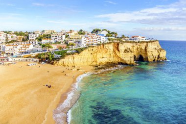 Sandy beach arasında uçurumlar önünde araba beyaz mimarisi