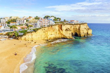 Sandy beach arasında uçurumlar önünde araba beyaz mimarisi