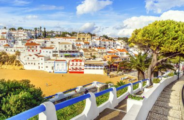 Merdiven kumlu plaja önde gelen kayalıklarla Carvoeiro, Algarve'deki/daki oteller,