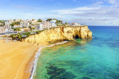 Sandy beach arasında uçurumlar önünde araba beyaz mimarisi