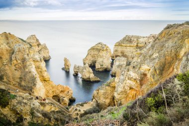 Çarpıcı kayalıklarla ve kemerler Ponta da Piedade, Lagos, Algarve içinde, 