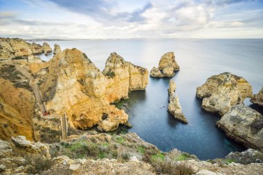 Çarpıcı kayalıklarla ve kemerler Ponta da Piedade, Lagos, Algarve içinde, 