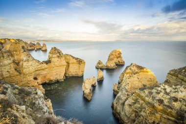 Çarpıcı kayalıklarla ve kemerler Ponta da Piedade, Lagos, Algarve içinde, 
