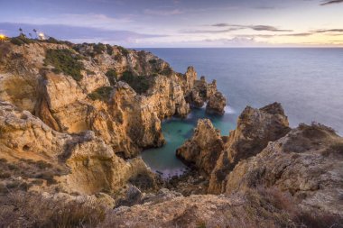 Ponta da Piedade, Lagos, Algarve kayalıklardan çarpıcı üzerinden günbatımı,
