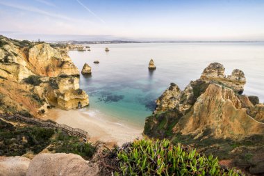 Güzel Camilo Beach önce gündoğumu, Lagos, Algarve, Portekiz