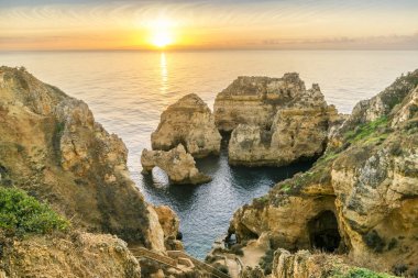 Sunrise çarpıcı kayalıklarla ve Ponta da Piedade, Lag kemerler üzerinde