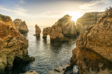 Sunrise çarpıcı kayalıklarla ve Ponta da Piedade, Lag kemerler üzerinde