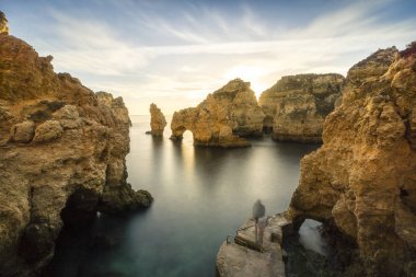 Sunrise çarpıcı kayalıklarla ve Ponta da Piedade, Lag kemerler üzerinde