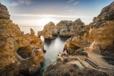Sunrise çarpıcı kayalıklarla ve Ponta da Piedade, Lag kemerler üzerinde