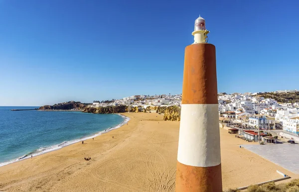 Małej latarni morskiej obok plaży rybaków w mieście Albufeira, Algarve, — Zdjęcie stockowe