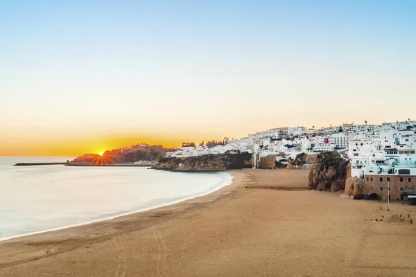 Klify, piaszczystej plaży i biały architektura Albufeira, Algarve — Zdjęcie stockowe