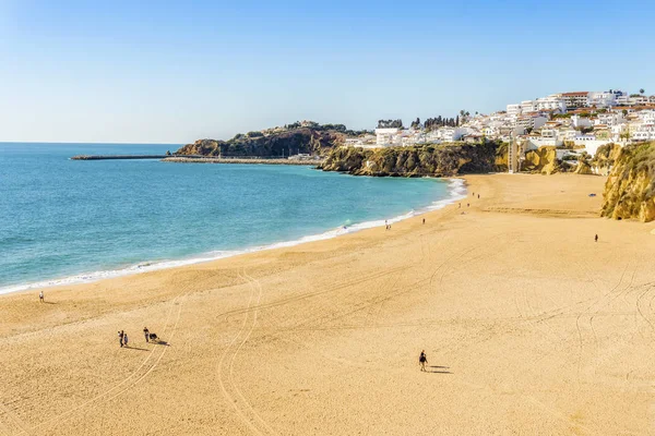 Úžasně široké téměř prázdná pláž rybáři v Albufeira, Algar — Stock fotografie