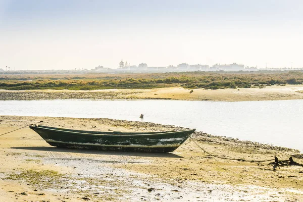 Velho barco no Parque Natural da Ria Formosa em Faro, Algarve, Portugal — Fotografia de Stock