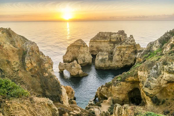 Восход солнца над потрясающими скалами и арками в Ponta da Piedade, Lag — стоковое фото