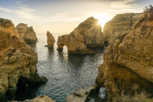 Восход солнца над потрясающими скалами и арками в Ponta da Piedade, Lag — стоковое фото