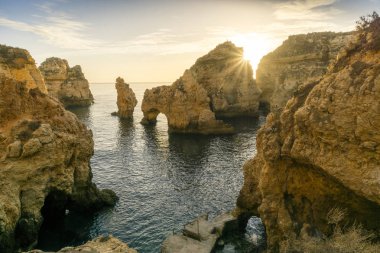Sunrise çarpıcı kayalıklarla ve Ponta da Piedade, Lag kemerler üzerinde