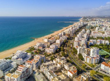 Geniş kumsala turistik Quarteira ve Vilamoura, Algarve, 