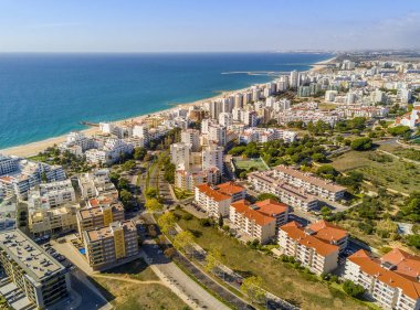 Geniş kumsala turistik Quarteira ve Vilamoura, Algarve, 
