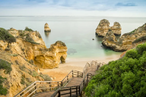 Hermosa playa de Camilo por la mañana, Lagos, Algarve, Portugal — Foto de Stock