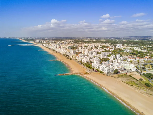 Amplia playa de arena en Barteira turística y Vilamoura, Algarve , — Foto de Stock