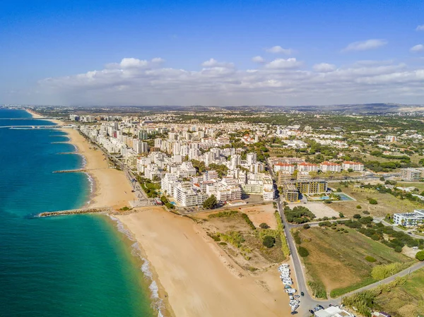 Amplia playa de arena en Barteira turística y Vilamoura, Algarve , —  Fotos de Stock