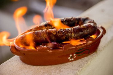 Geleneksel Portekiz chourico veya İspanyol chorizo hazırlanan bir