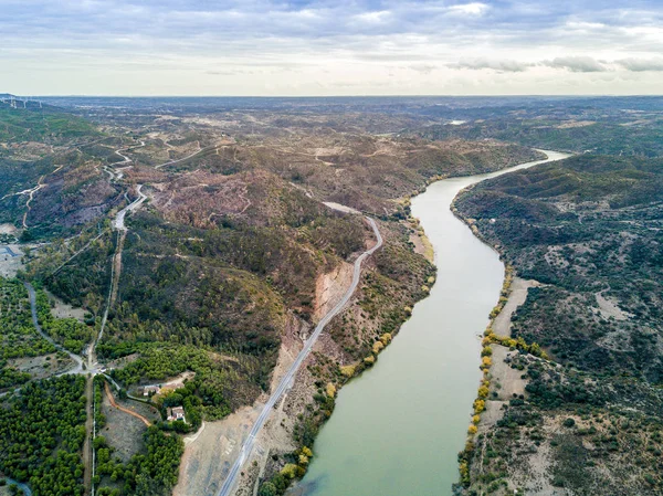 Řeky Guadiana v kopcovité oblasti Alentejo, Portugalsko — Stock fotografie