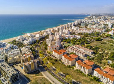 Geniş kumsala turistik Quarteira ve Vilamoura, Algarve, 