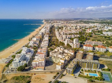 Geniş kumsala turistik Quarteira ve Vilamoura, Algarve, 