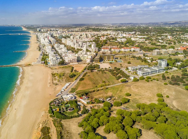 Amplia playa de arena en Barteira turística y Vilamoura, Algarve , — Foto de Stock