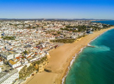 Kumlu balıkçılar Beach Albufeira, Algarve, limanda havadan görünümü